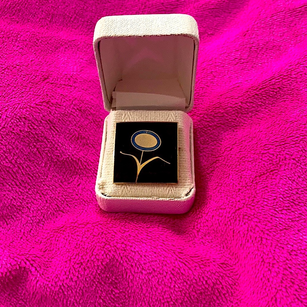 Square flower pin